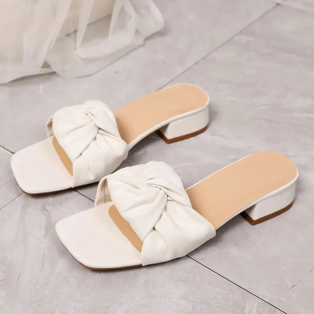 Sandals for summer outerwear paired with fashionable and high-end cool slippers