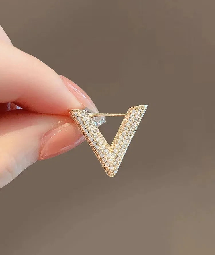 Simple Minimalist Crystal Letter V Brooch Pin for Women Men Rhinestone Triangle Brooches Pins Collar Accessories