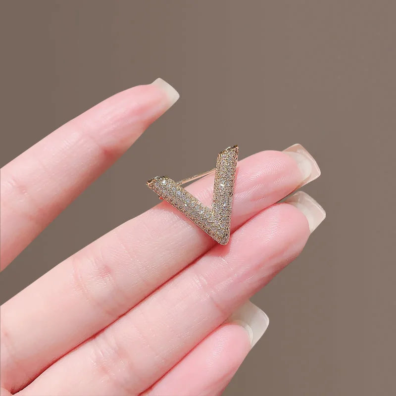 Simple Minimalist Crystal Letter V Brooch Pin for Women Men Rhinestone Triangle Brooches Pins Collar Accessories
