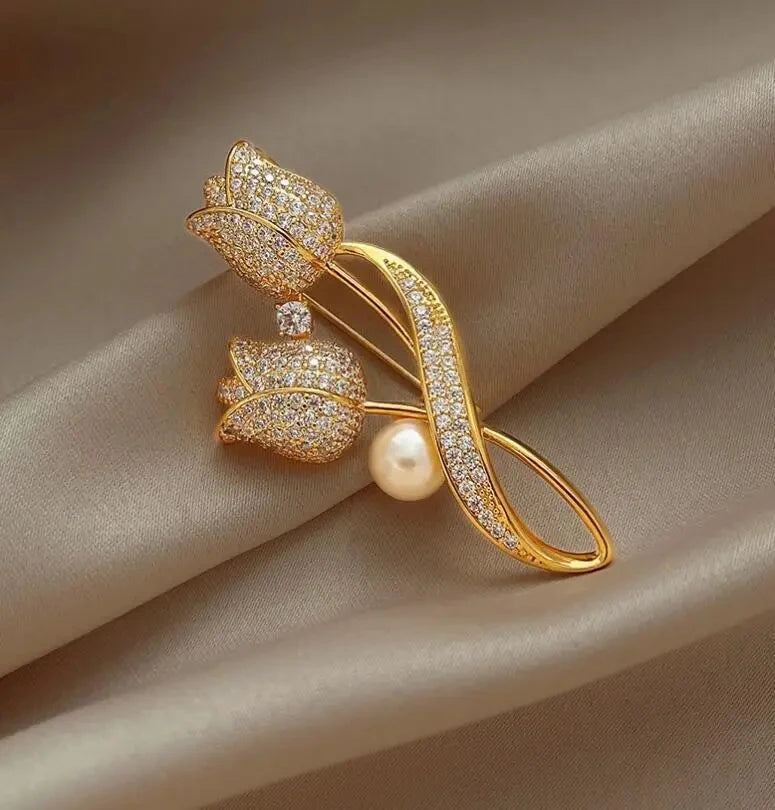 Simple Minimalist Crystal Letter V Brooch Pin for Women Men Rhinestone Triangle Brooches Pins Collar Accessories
