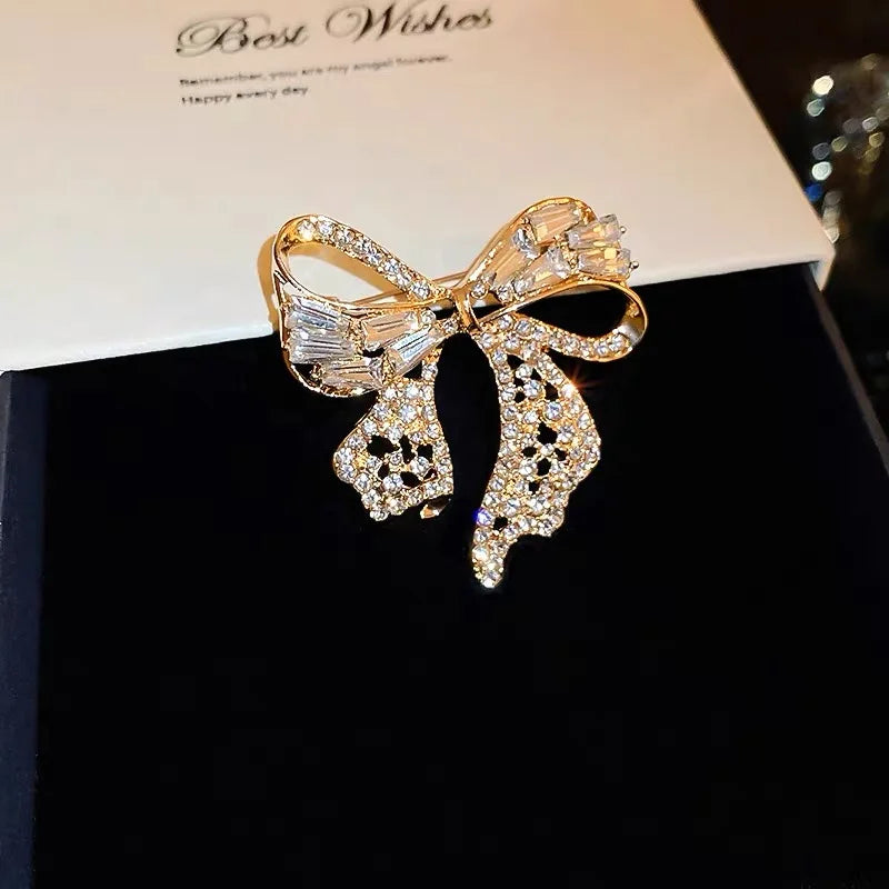 Simple Minimalist Crystal Letter V Brooch Pin for Women Men Rhinestone Triangle Brooches Pins Collar Accessories