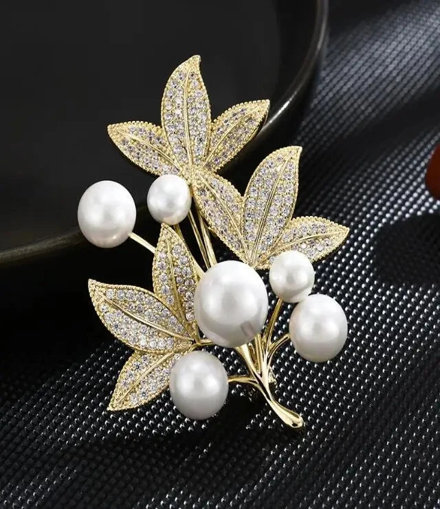 Simple Minimalist Crystal Letter V Brooch Pin for Women Men Rhinestone Triangle Brooches Pins Collar Accessories