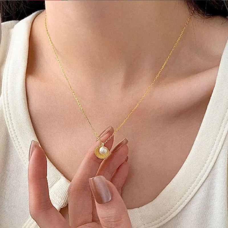 Hot New Arrival Korean Fashion Minimalist Temperament Small Pearl Shell Shape Pendant Necklace Female Short Clavicle Wholesale