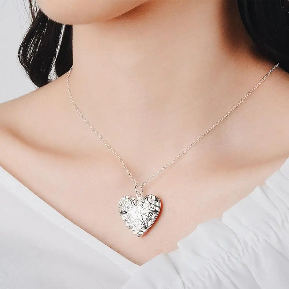 Retro Design Necklace Stylish Simple Necklace Heart-shaped Photo Box Necklace Women's Love Necklace Hollow Peach Pendant