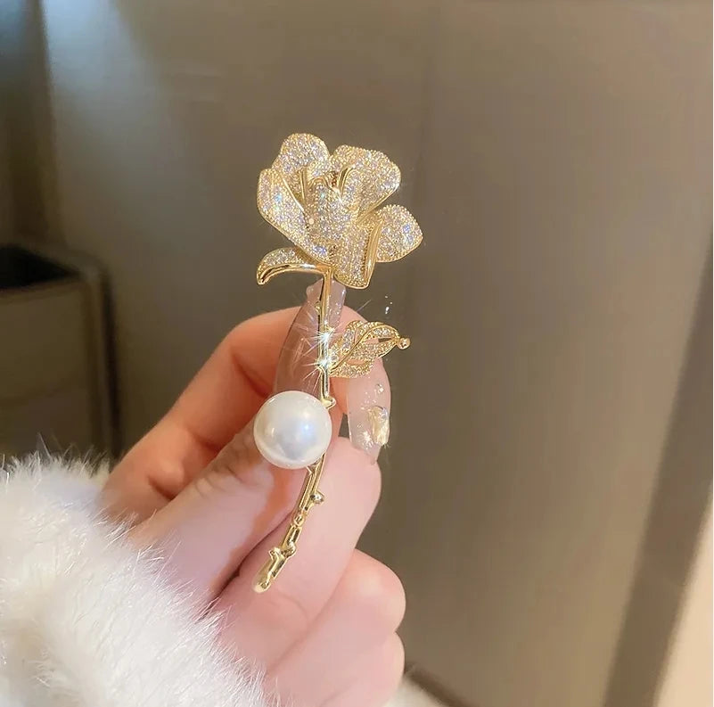 Simple Minimalist Crystal Letter V Brooch Pin for Women Men Rhinestone Triangle Brooches Pins Collar Accessories